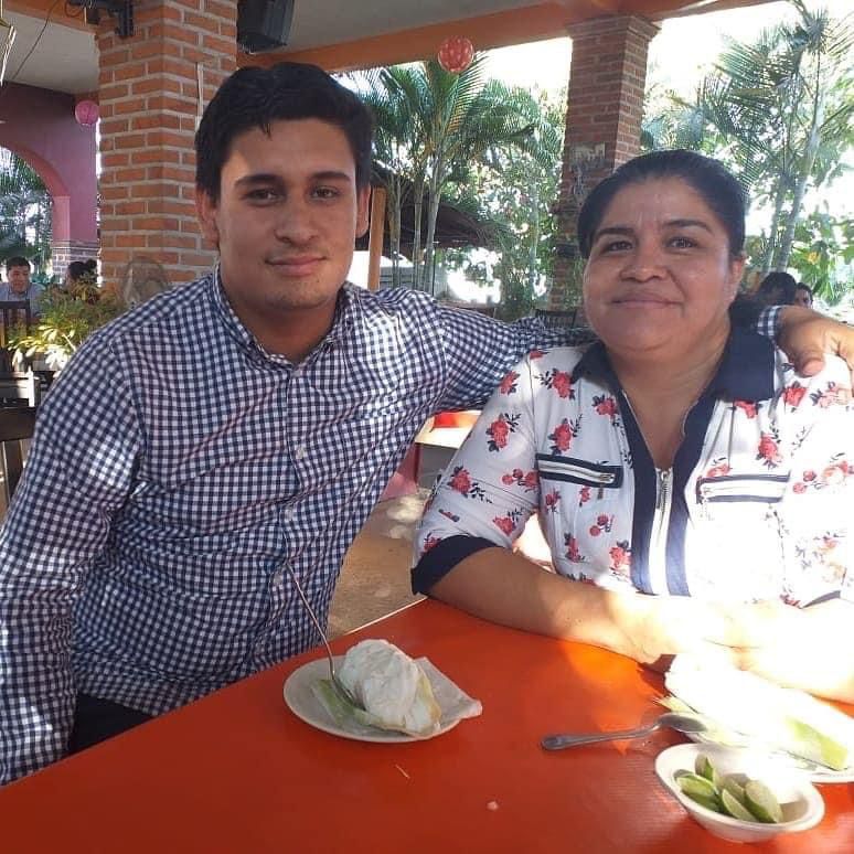 En la foto la mencionada Rosalba López Delgado, con el MP su hijo Marco Antonio Romero López.